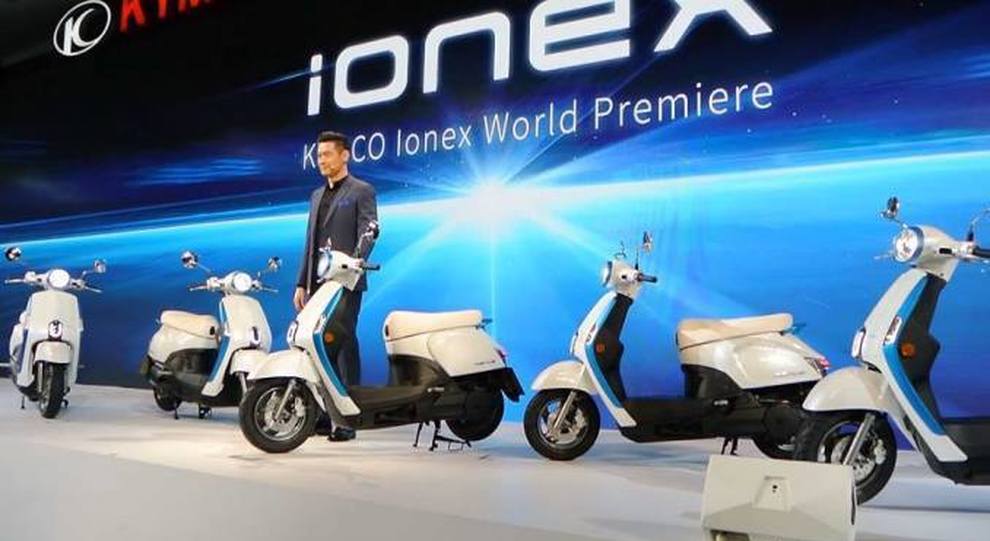 Il ceo di Kymco Allen Ko presenta iONEX al Tokyo Motocycle Show