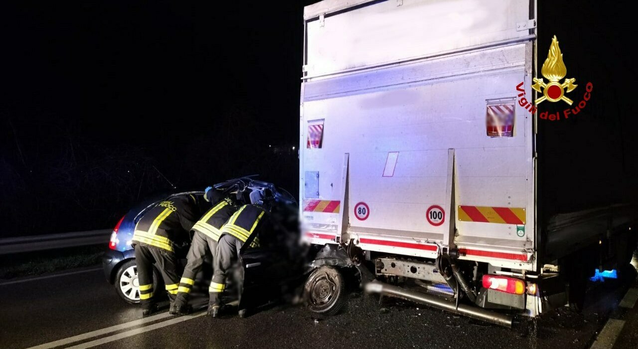 Incidente mortale nella notte a Cagli: non vede il camion fermo al semaforo del cantiere e si schianta contro. Deceduto sul colpo il passeggero 48enne, ferito grave chi era al volante