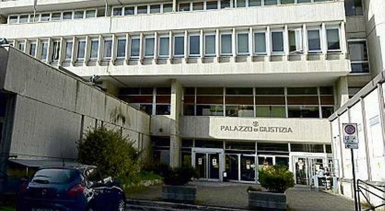 Ragazzina abusata da padre e fratello: choc in casa, un incubo durato 5 anni