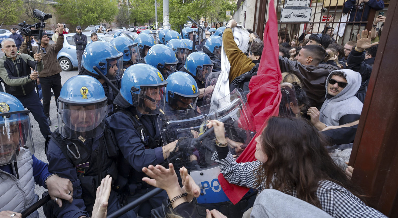 Scontri alla Sapienza tra polizia e 300 studenti: due arresti, ci sono feriti. Meloni: «Non è manifestare ma delinquere»