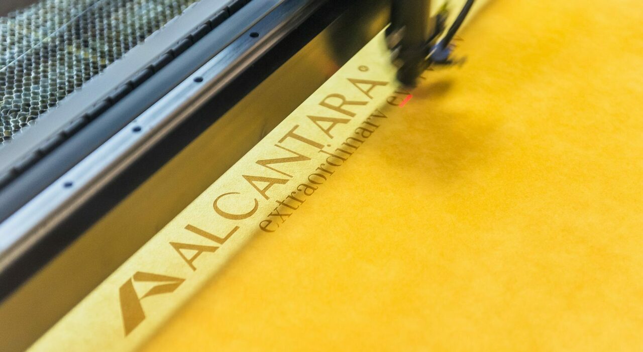Un tessuto Alcantara, marchio prestigioso del Made in Italy