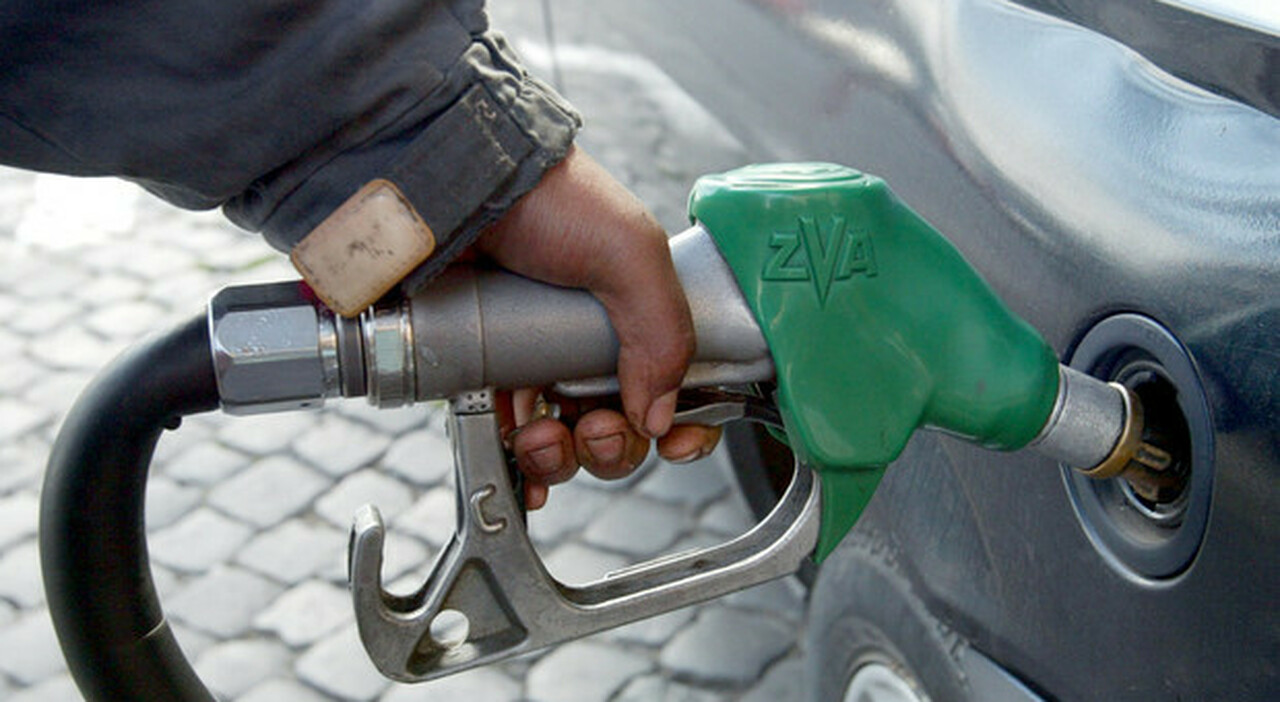 Benzina, nuovo record: prezzo settimanale a 1,819 al litro (ai massimi dal 2012)