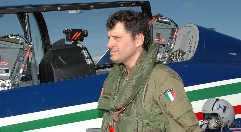 Le Frecce Tricolori ricordano Fabrizio Frizzi, in volo su un MB339 per un  giorno