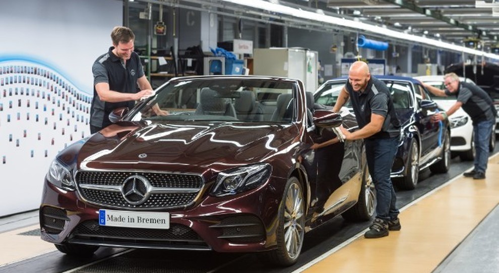 Operai di una fabbrica Mercedes in Germania