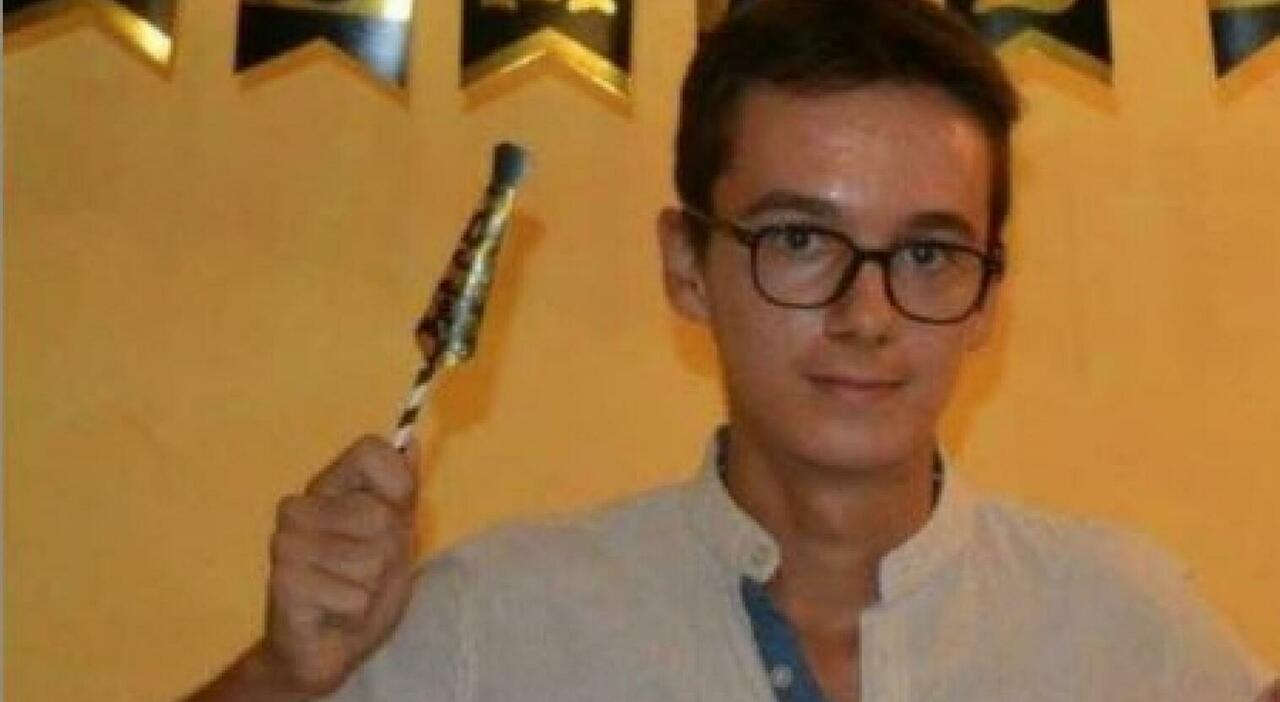 Andrea Prospero, chi è il 18enne che lo ha spinto al suicidio: «Manda giù le pillole col vino». E a chi lo cercava diceva: «Parli con un morto»