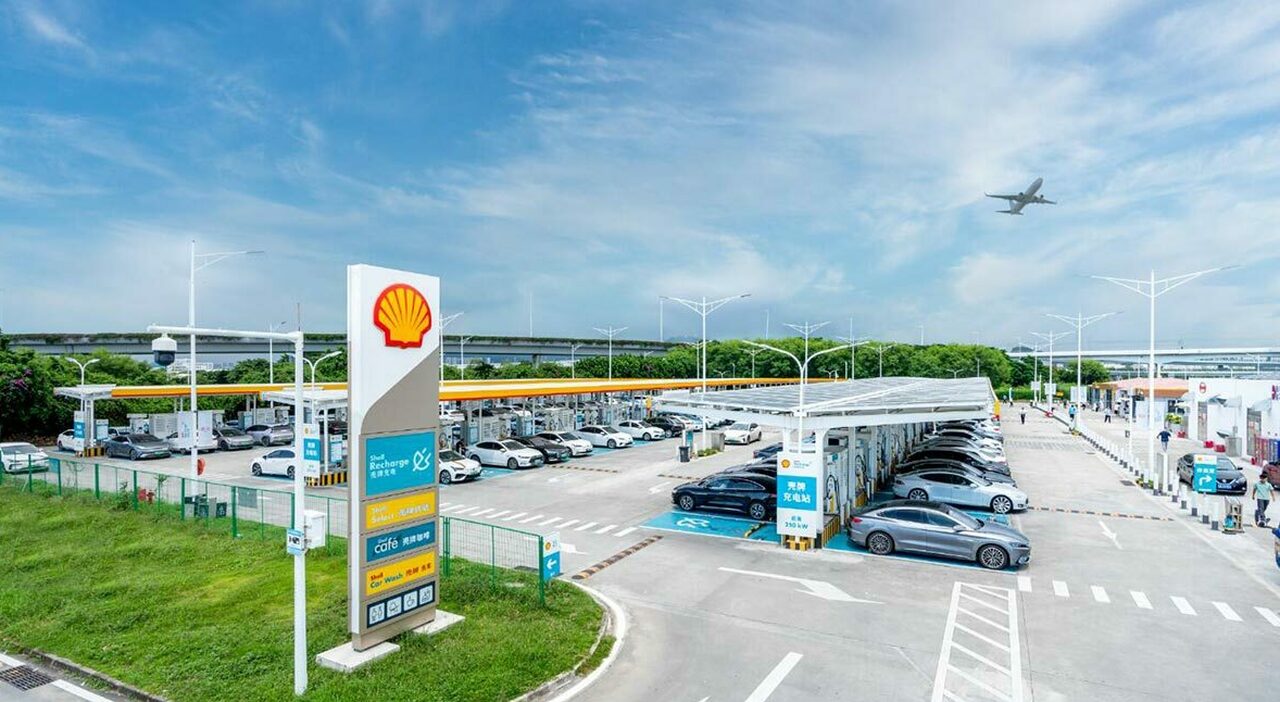 Shell ha inaugurato a Shenzhen, in Cina, la sua piu grande stazione di ricarica per veicoli elettrici. Si trova a circa 2,5 chilometri dal terminal dell aeroporto di Shenzhen e dispone di 258 punti di ricarica rapida pubblici
