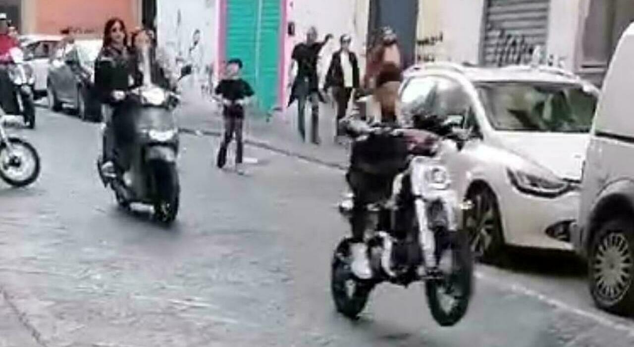 Napoli, sfide tra mini moto, paura in via Duomo: i video dei residenti