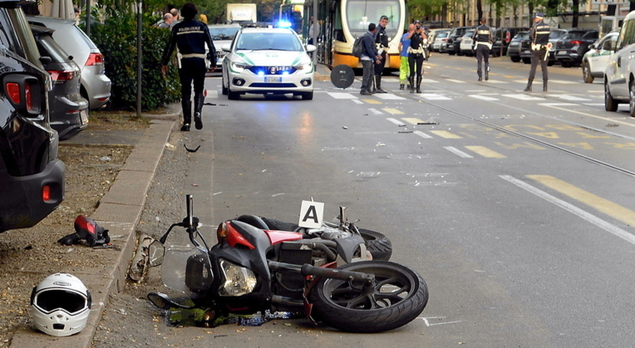 Incidente in moto a Milano, morto a 34 anni: lo schianto contro un bus