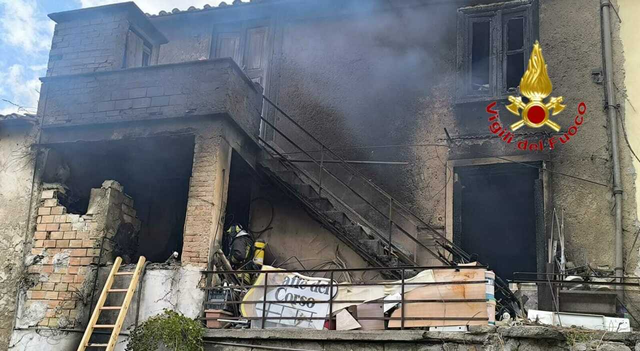 Giffoni Valle Piana, palazzina distrutta dalle fiamme: anziano in salvo