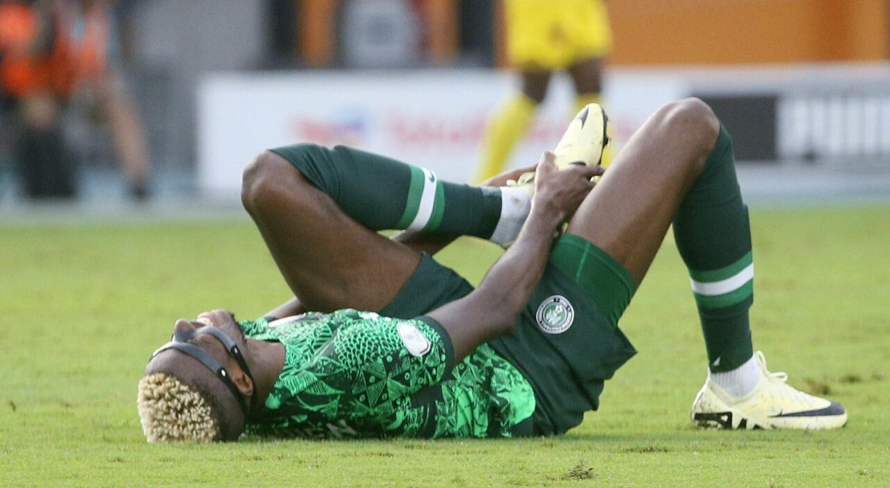 Victor Osimhen, blessé lors du match Nigeria-Angola en Coupe d'Afrique, quitte le terrain sur une civière mais revient ensuite