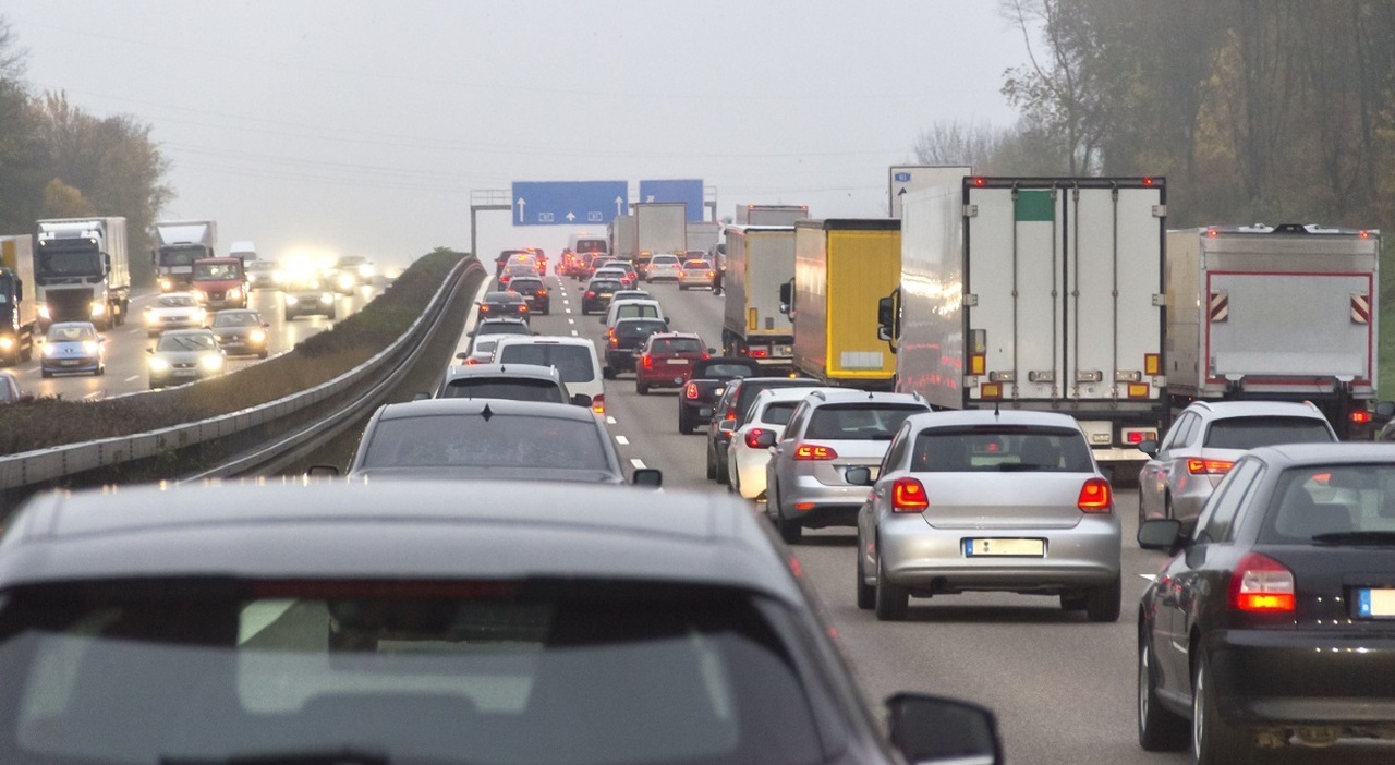 Traffico in una grande arteria stradale italiana