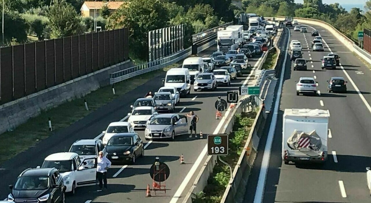 Scontro in A14, traffico rallenatato tra Marotta e Fano: mezzi di soccorso già sul posto