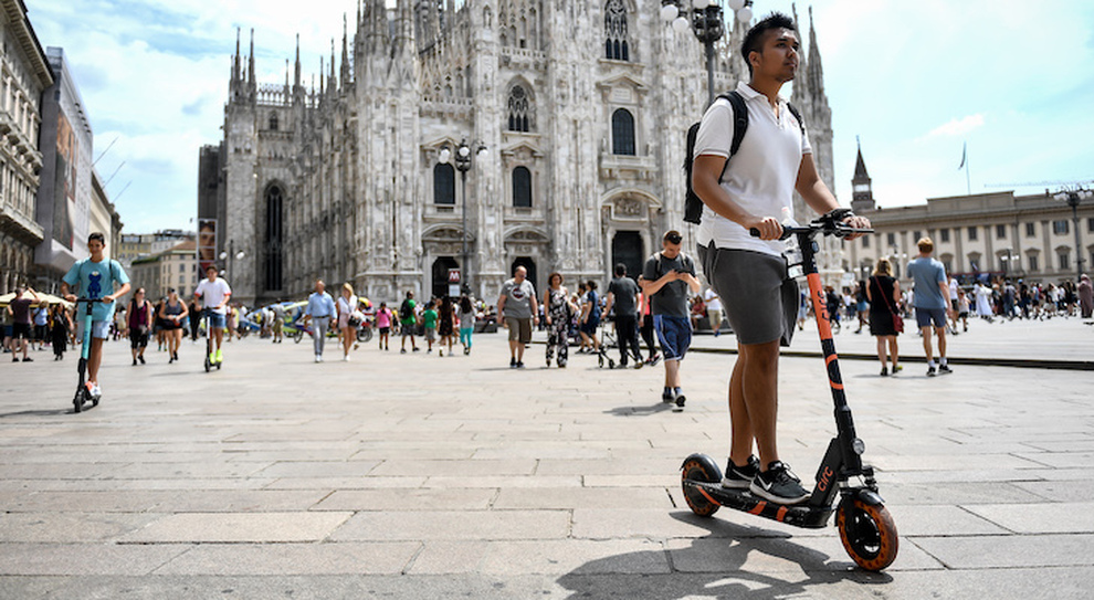 Un monopattino elettrico al Duomo di Milano