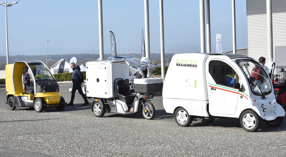 I mezzi green di Poste Italiane prima dientrare in pista a Vallelunga
