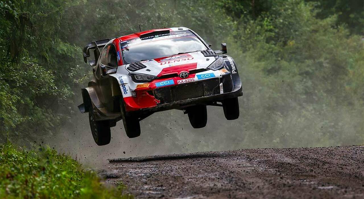 La Toyota Yaris WRC in un salto al Rally di Finlandia