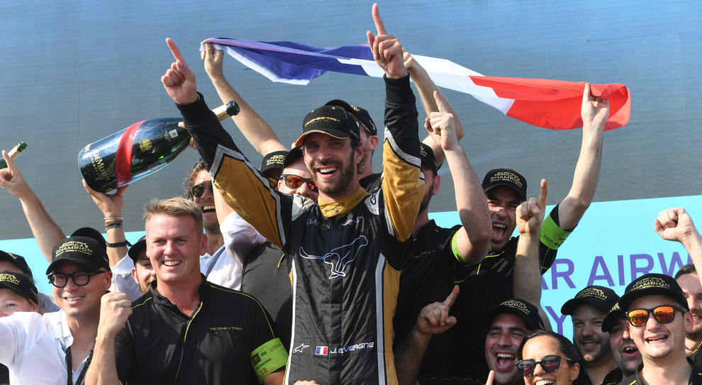 Jean-Éric Vergne festeggia il titolo sul podio di New York con il suo team
