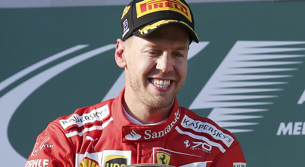 Sebastian Vettel festeggia sul podio del Gran Premio d'Australia