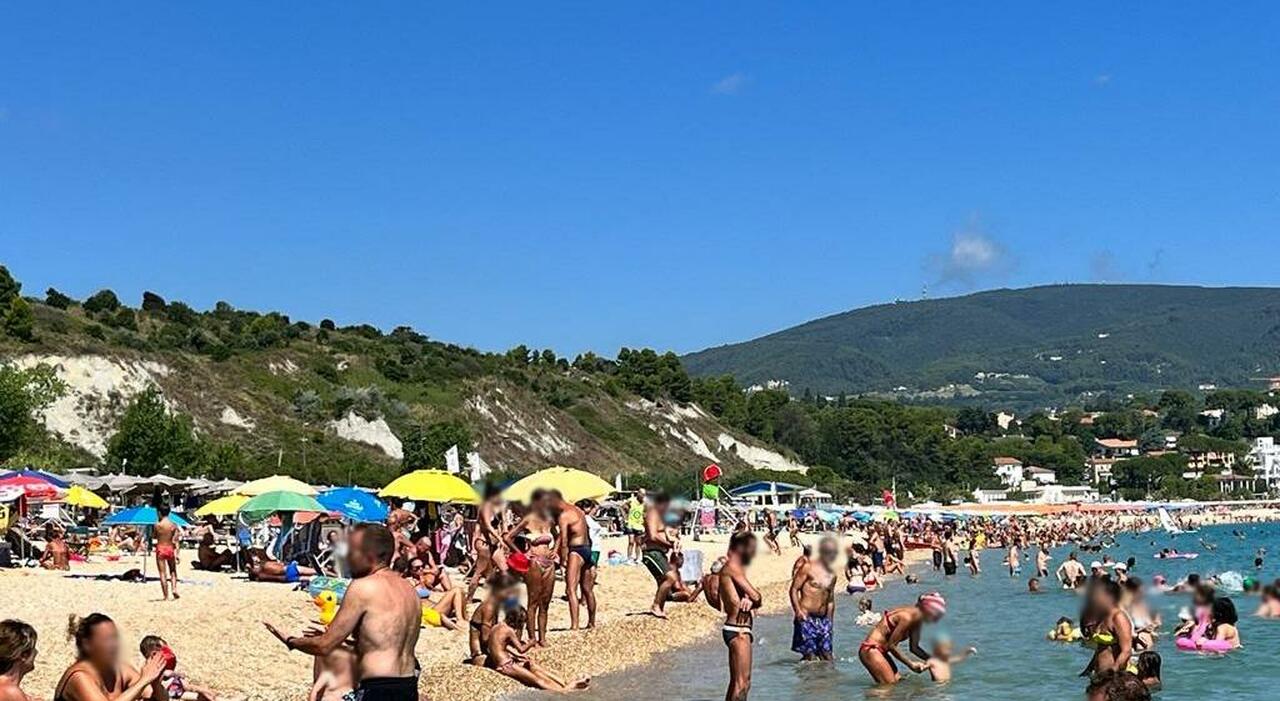 Esibizionista davanti ai bimbi: choc in spiaggia a Marcelli, finisce a processo. Una mamma: «Si toccava, ho portato via mia figlia»