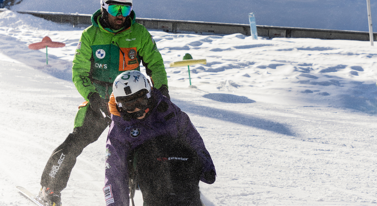 Un maestro di sci con un bambino speciale in pista a Sauze d Oulx