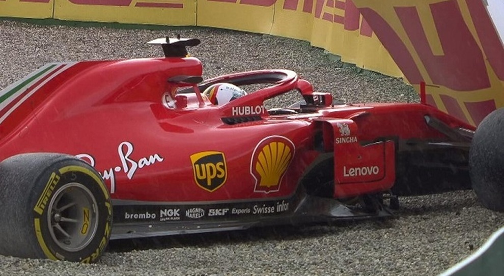 La Ferrari di Vettel sulle barriere dopo l'incidente