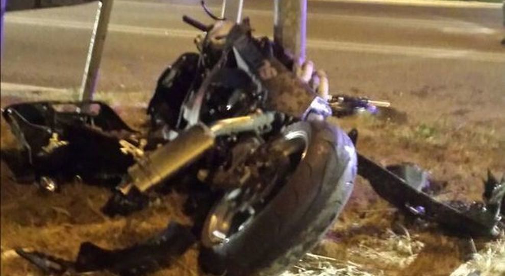 Schianto in moto contro un palo, un morto e un 27enne in fin di vita -Foto