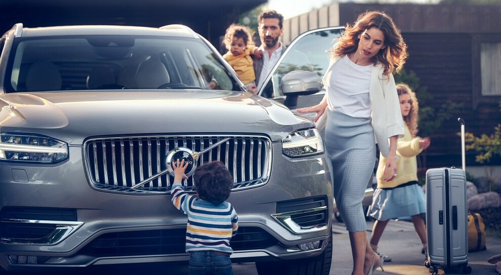 Una famiglia numerosa si prepara ad un viaggio su una Volvo