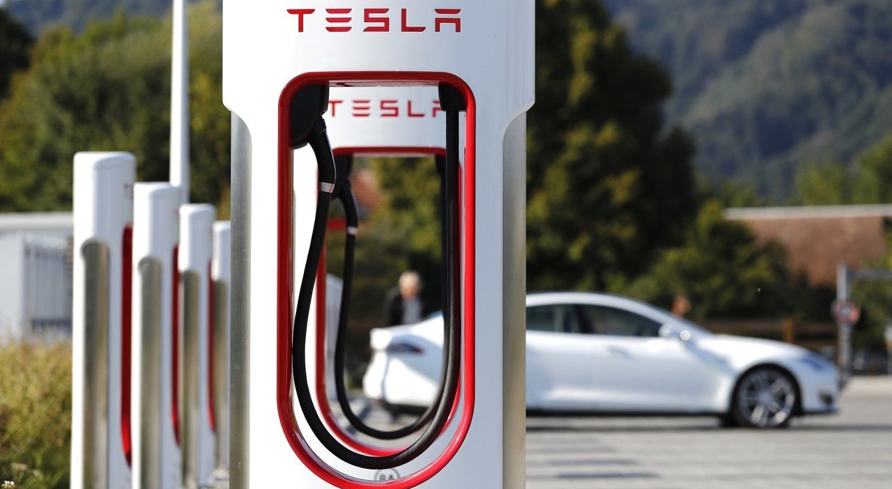 Una stazione di ricarica Tesla Supercharger