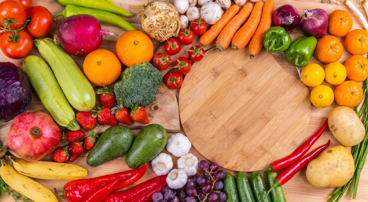 Dieta dell'Avvento, le dieci regole del nutrizionista per arrivare in forma a Natale: «Due litri d'acqua al giorno e snack tappa fame»