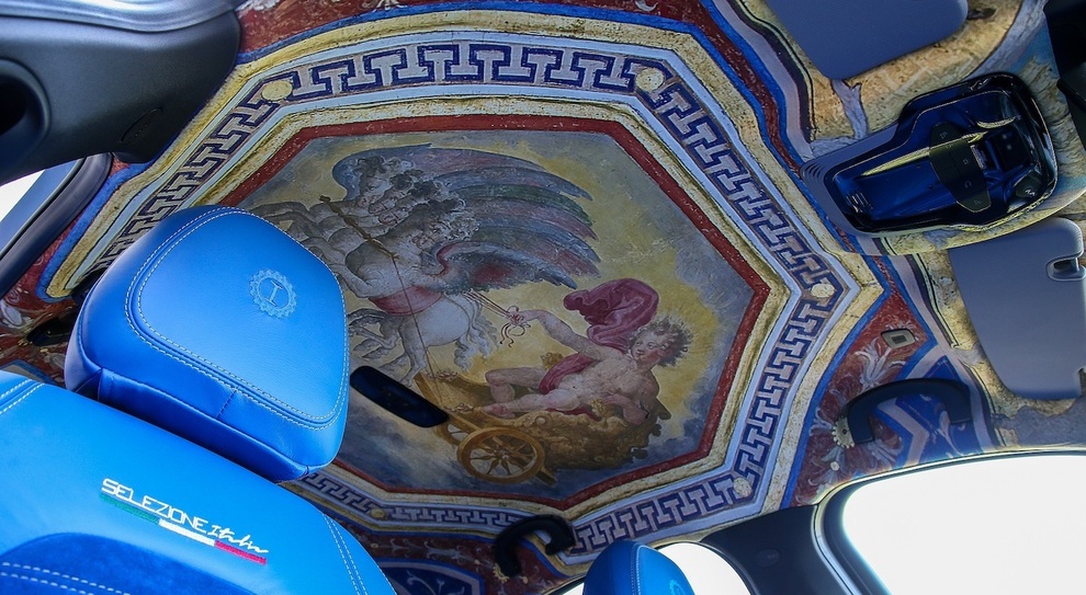 Il cielo in Alcantara dell'Alfa Romeo Giulia Grand Tour che riproduce il soffitto della Sala Papalina del castello Odescalchi di Bracciano. L’affresco rappresenta Apollo circondato dallo Zodiaco ed è opera nel 1560 di Taddeo e Federico Zuccari.