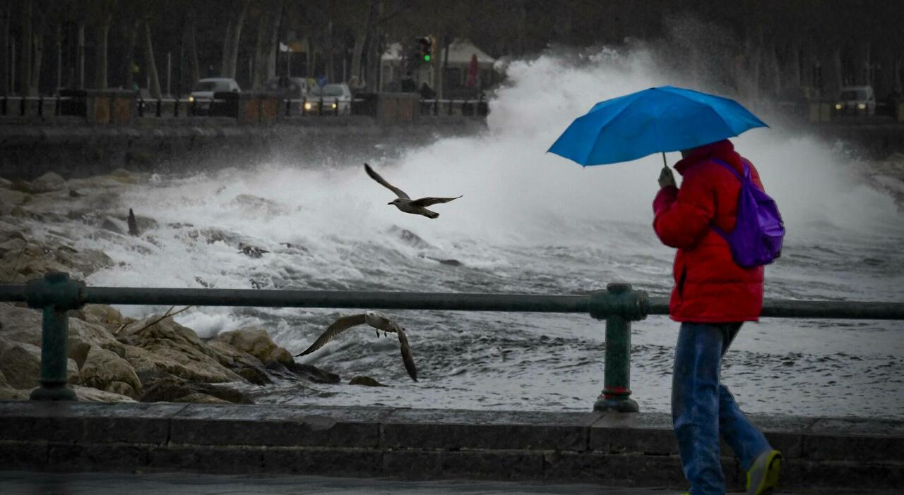 Maltempo, allerta meteo in Toscana: scuole chiuse in molti Comuni. Nubifragi in arrivo su Liguria ed Emilia ...