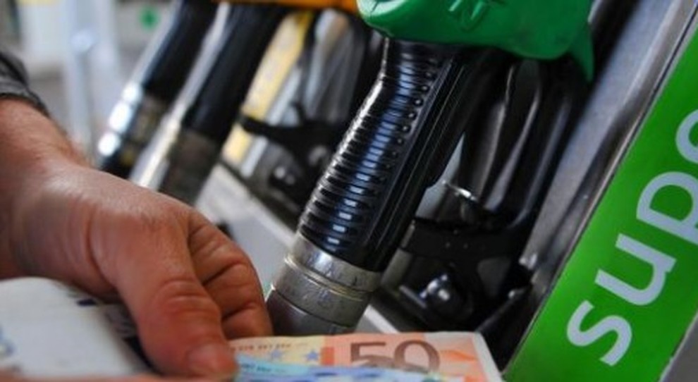 Carburanti, ancora rialzi dei prezzi su benzina e diesel. Prosegue il trend in aumento