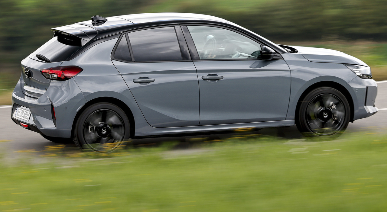 La Opel Corsa di sesta generazione è rinnovata all'esterno adottando gli stilemi delle altre Opel. Due le versioni elettriche, ma ci sanno anche le mild e la full hybrid.