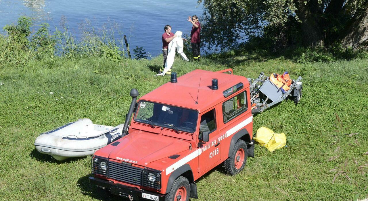 Cadavere galleggia alla foce del fiume Po, è mistero su chi sia: il recupero è ostacolato dal fango