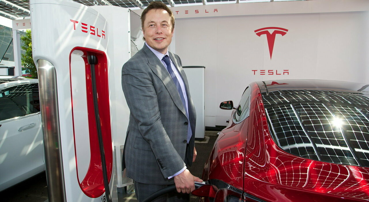 elon Musk mentre ricariva una sua Tesla