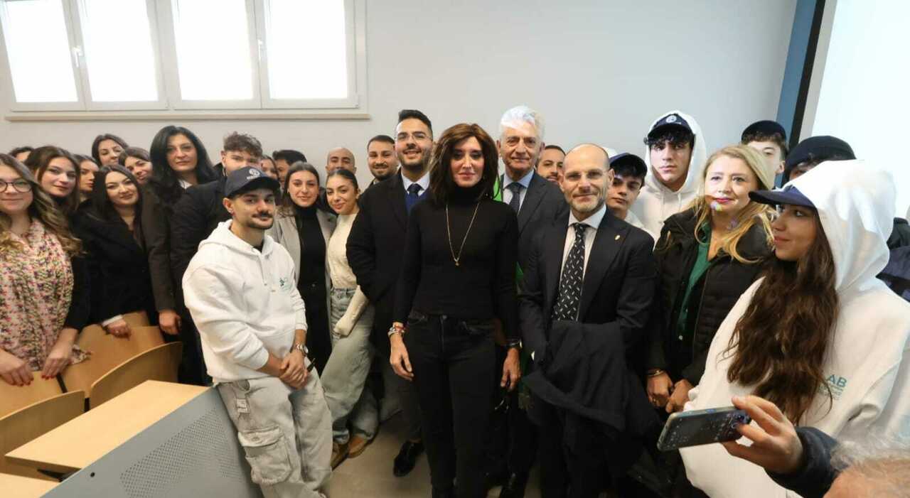 Il ministro Bernini inaugura il polo universitario: «Buone pratiche come a Caivano le replicheremo altrove»