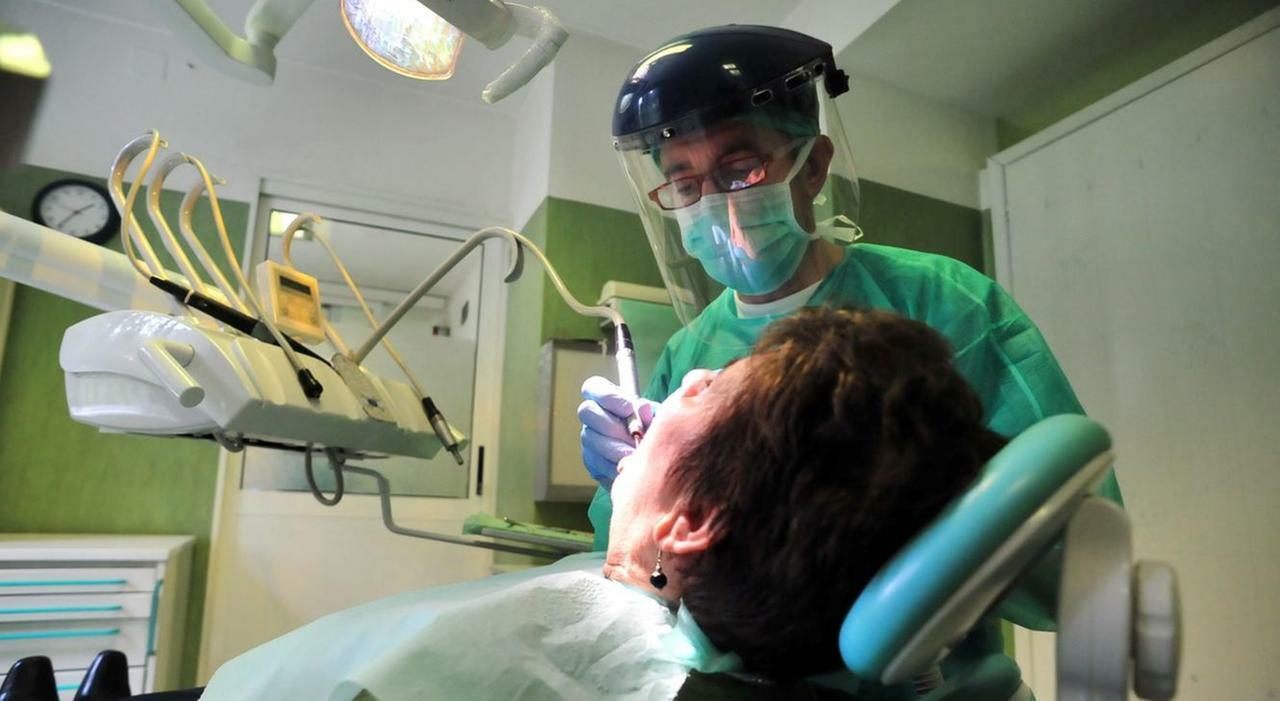 Salute, 4 famiglie italiane su 10 non vanno dal dentista: «Costa troppo, non possono permetterselo. E al Sud sono il triplo che al Nord»