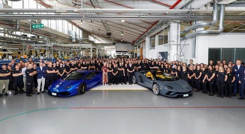 I dipendenti Lamborghini festeggiano i due modelli record