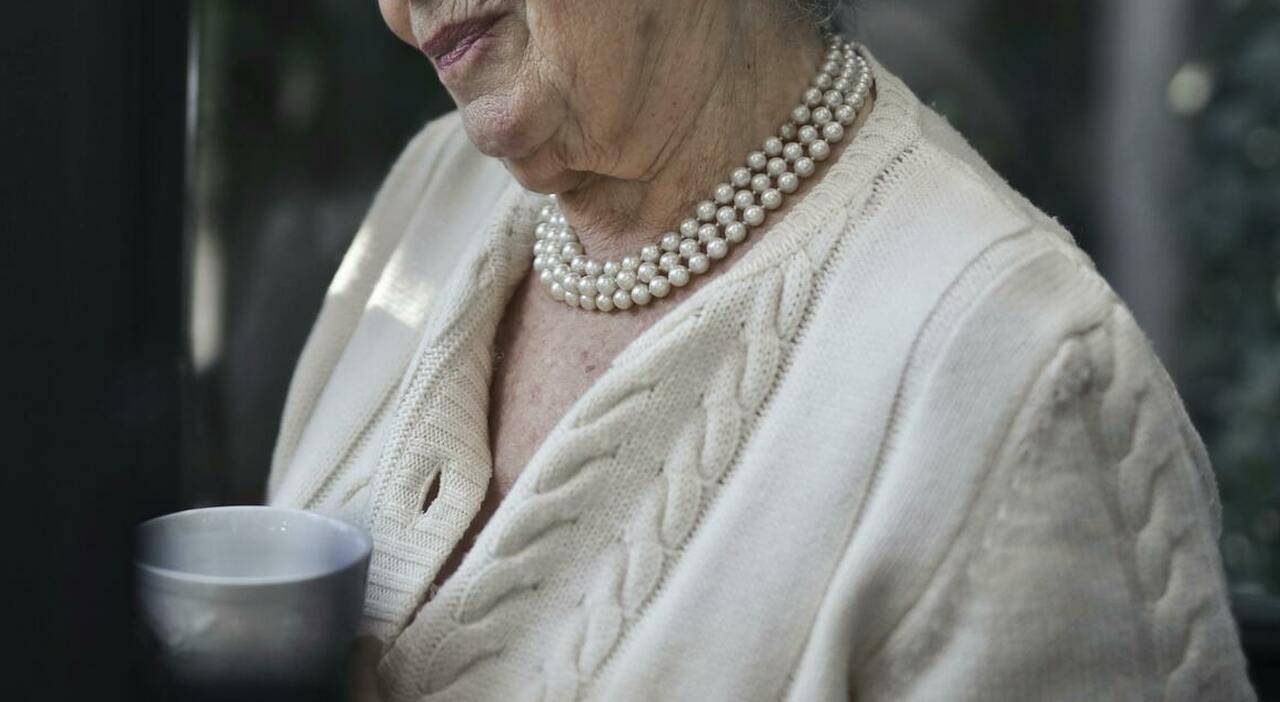 Segue un'anziana fino a casa, la aggredisce e le strappa una collana dal valore 10mila euro