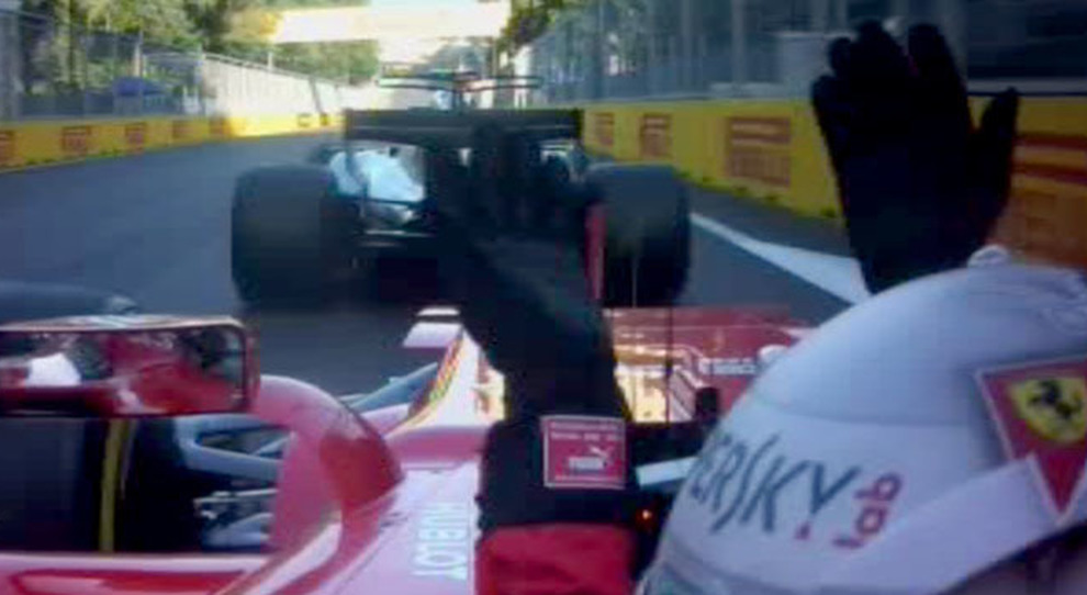 Un momento della lite fra Vettel e Hamilton