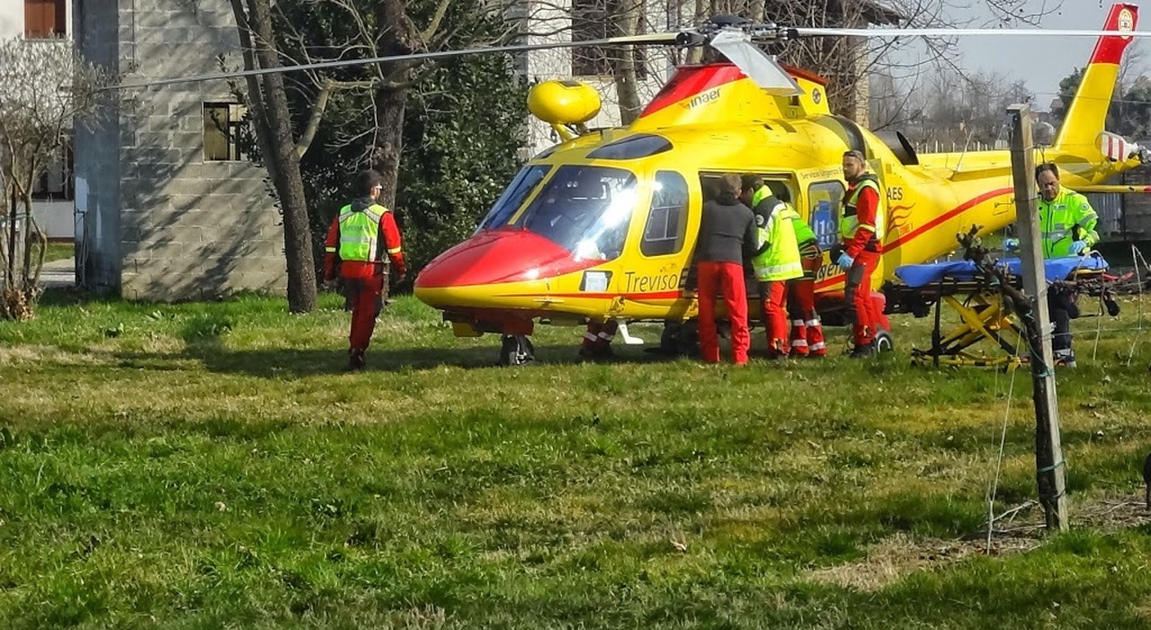 Papà non riesce a respirare, muore sotto gli occhi della figlia durante la corsa verso l