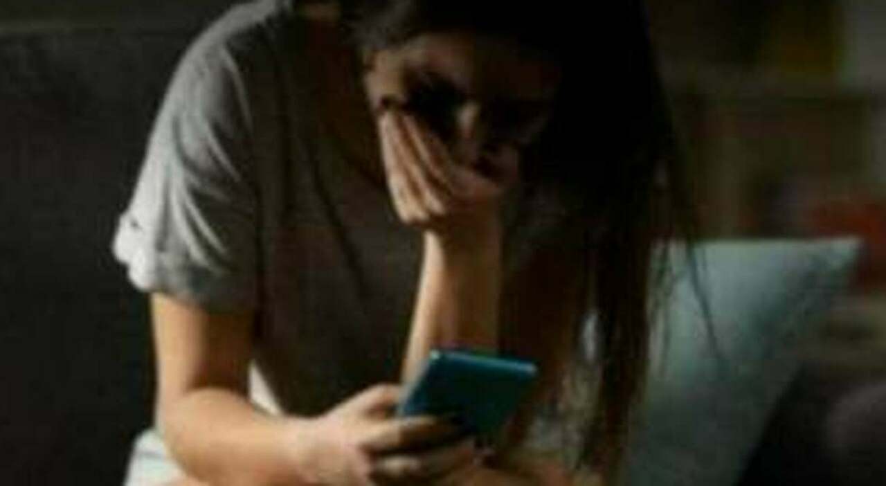 Revenge porn, adolescente invia su WhatsApp il video della sua ex mentre fa sesso lamico lo baratta in una chat Telegram