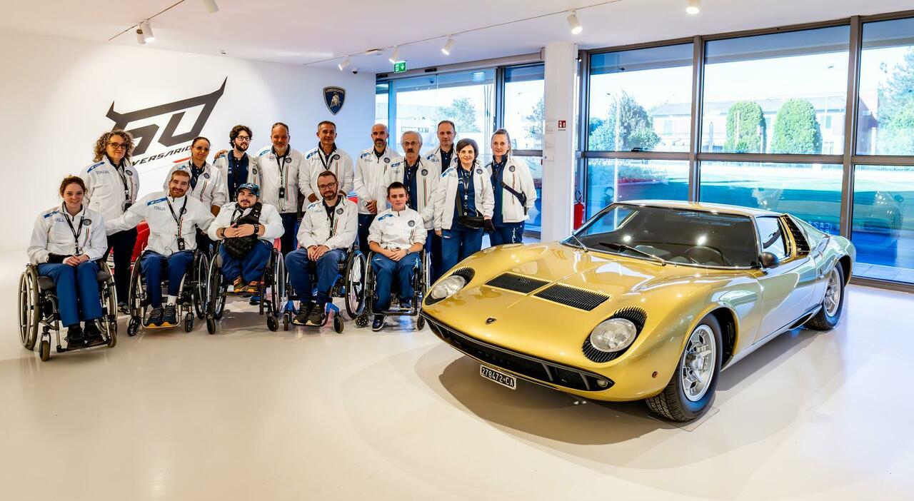 La nazionale italiana paralimpica e lo staff tecnico nella sede di Lamborghini