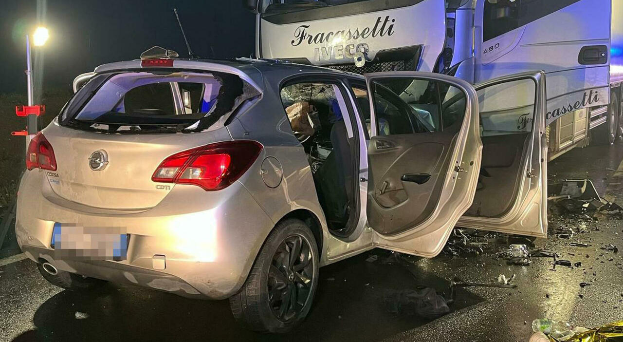 Auto contro camion, Riccardo e Nora muoiono a 19 anni. In fin di vita la gemella di lei, grave un altro amico. Tornavano dalla discoteca