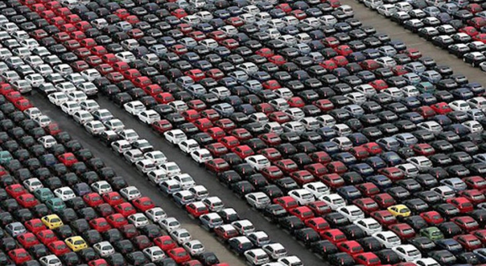 Mercato auto, vendite in salita in Italia: -7,5% a gennaio. Quelle a benzina superano le diesel: prima volta dal 2003