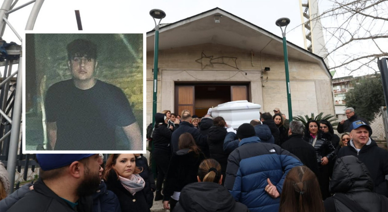 Napoli, i funerali di Patrizio Spasiano: l