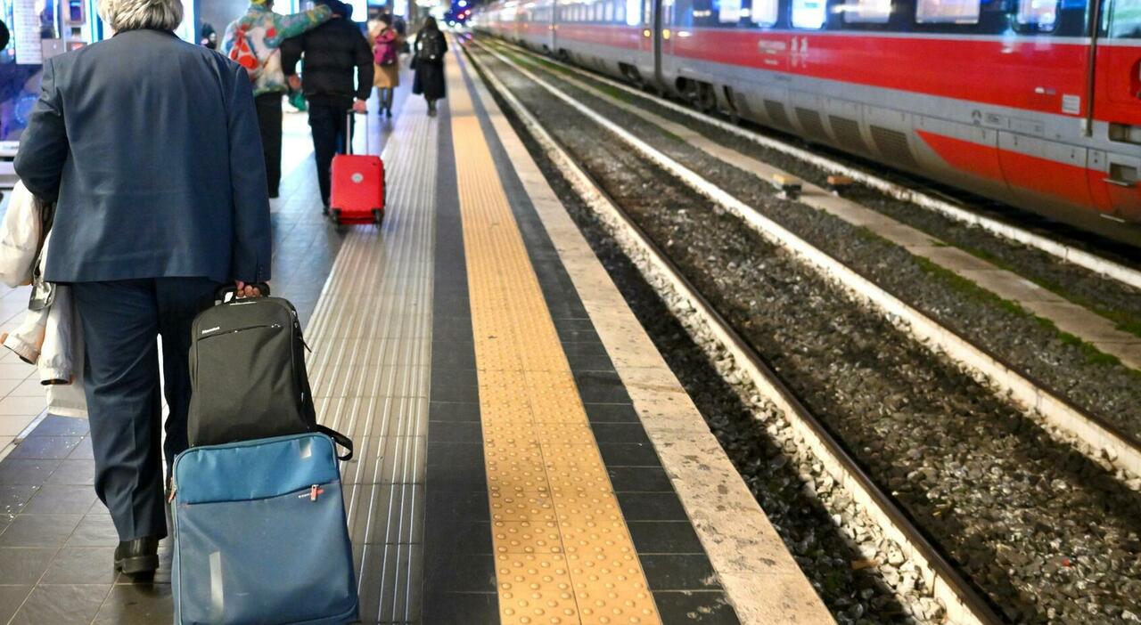 Catena da bici sulla linea dei treni in Veneto. Fs: «L