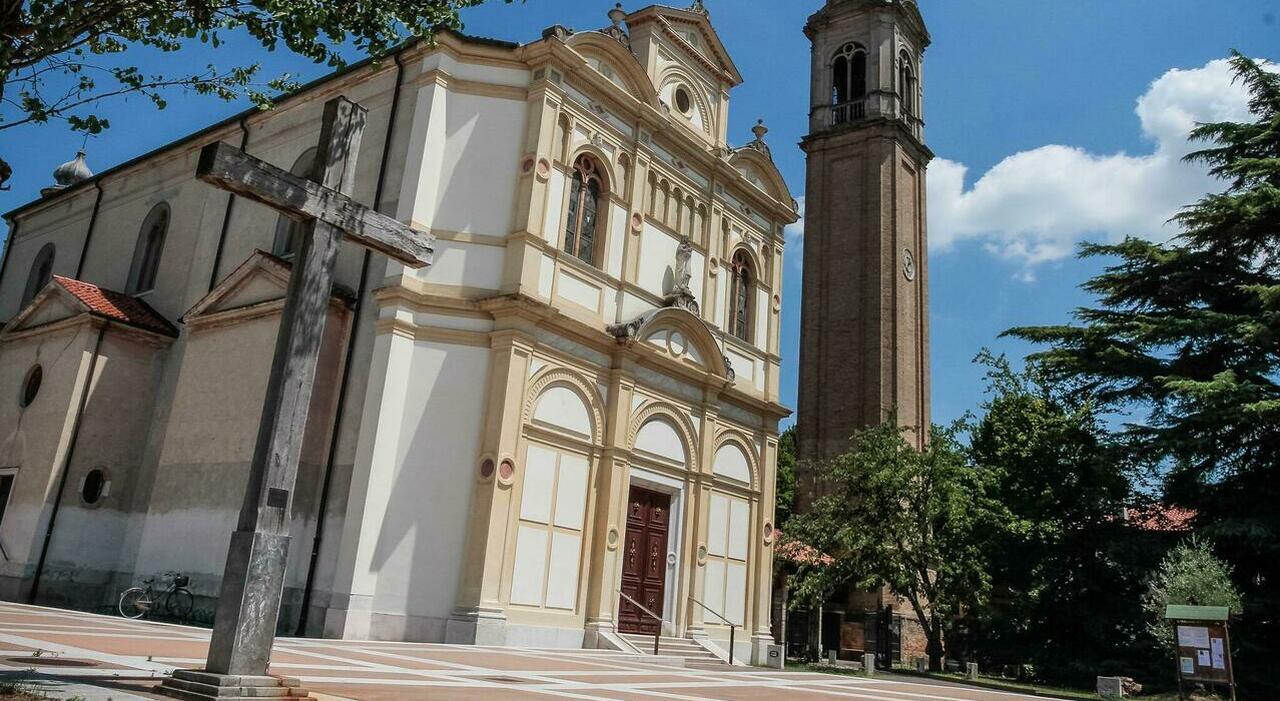 Si presenta in chiesa e chiede soldi all