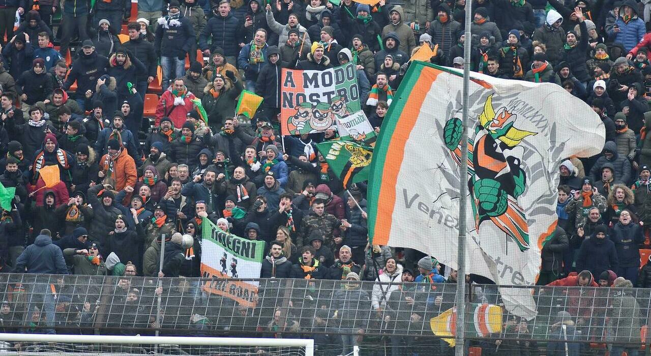 Si fanno rubare gli striscioni e si presentano allo stadio: violato il "codice della curva", scoppia la rissa tra gli ultras del Venezia. 9 daspo