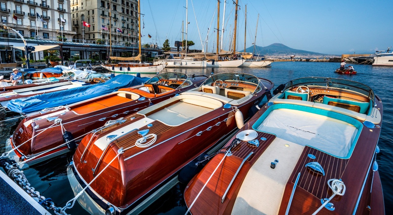 Tra Napoli e Capri spettacolo di vele e motoscafi d epoca