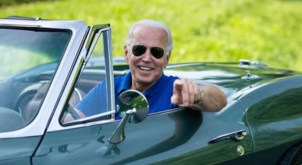 Il presidente Usa Joe Biden al volante della sua Chevrolet Corvette